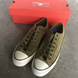 Chucks Converse suede olive green - 11 Women/9 Men